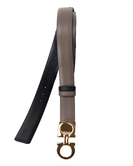 Shop SALVATORE FERRAGAMO  Cintura: Salvatore Ferragamo cintura reversibile realizzata in vitello martellato.
Fibbia Gancini in finitura gold.
Regolabile in lunghezza.
Altezza 2.5 cm.
Composizione: 100% vitello.
Fabbricato in Italia.. 23A565 DONNA-613 715198 NERO/TORT